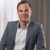 En profilbild av fastighetsmäklare Andreas Andersson