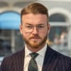 En profilbild av fastighetsmäklare Patrik Fischer