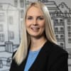 En profilbild av fastighetsmäklare Sandra Svensson
