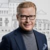 En profilbild av fastighetsmäklare Mathias Holmgren