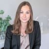 En profilbild av fastighetsmäklare Elin Nilsson