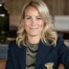 En profilbild av fastighetsmäklare Camilla Martinsson