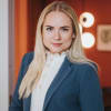 En profilbild av fastighetsmäklare Rebecka Emanuelsson