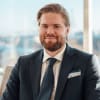 En profilbild av fastighetsmäklare Anton Andersson