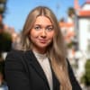 En profilbild av fastighetsmäklare Emelie Windstam