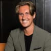 En profilbild av fastighetsmäklare Sebastian Abrahamsson