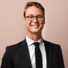 En profilbild av fastighetsmäklare Axel Lundius