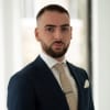 En profilbild av fastighetsmäklare Alexander Shahin