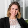 En profilbild av fastighetsmäklare Malin Lundgren