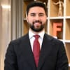 En profilbild av fastighetsmäklare Marcus Deniz