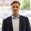 En profilbild av fastighetsmäklare Tobias Sandström