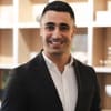 En profilbild av fastighetsmäklare Kevin Ibrahim