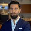 En profilbild av fastighetsmäklare Daniel Toksoy