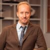 En profilbild av fastighetsmäklare Erik Remnert