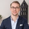 En profilbild av fastighetsmäklare Anton Rydqvist