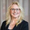 En profilbild av fastighetsmäklare Karin Sökare