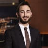 En profilbild av fastighetsmäklare Dogan Duman
