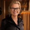 En profilbild av fastighetsmäklare Jenny Kristiansson Åkesson