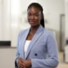 En profilbild av fastighetsmäklare Sainabou Jeng