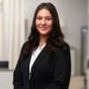 En profilbild av fastighetsmäklare Emma Ahlstedt