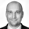 En profilbild av fastighetsmäklare Daniel Frostmo