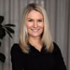 En profilbild av fastighetsmäklare Nathalie Stjernqvist