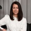 En profilbild av fastighetsmäklare Sofie Källman