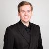 En profilbild av fastighetsmäklare Oskar Jansson