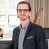 En profilbild av fastighetsmäklare Andreas Bromfalk