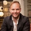 En profilbild av fastighetsmäklare Johan Nilsson