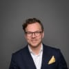 En profilbild av fastighetsmäklare Johan Vikström