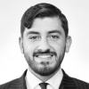 En profilbild av fastighetsmäklare Arman Davarzan