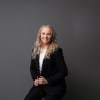 En profilbild av fastighetsmäklare Disa Larsson Rosander