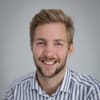 En profilbild av fastighetsmäklare Victor Koinberg
