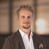 En profilbild av fastighetsmäklare Alexander Björklund