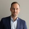 En profilbild av fastighetsmäklare Pierre Fritz