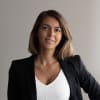 En profilbild av fastighetsmäklare Selma Kahrimanovic