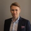 En profilbild av fastighetsmäklare Emil Svensson