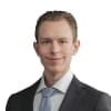 En profilbild av fastighetsmäklare Hugo Hassellund
