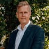 En profilbild av fastighetsmäklare Ola Lindvall