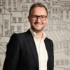 En profilbild av fastighetsmäklare Rasmus Broberg