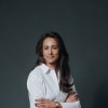 En profilbild av fastighetsmäklare Sandra Cavallin