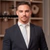 En profilbild av fastighetsmäklare Alexander Segerfeldt