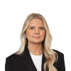 En profilbild av fastighetsmäklare Elin Larsson