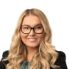 En profilbild av fastighetsmäklare Olivia Isaksson