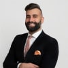 En profilbild av fastighetsmäklare Ender Karaman