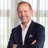 En profilbild av fastighetsmäklare Jörgen Laurenius