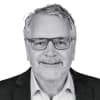 En profilbild av fastighetsmäklare Michael Swensson