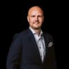 En profilbild av fastighetsmäklare Jimmy Karlsson