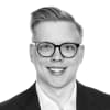 En profilbild av fastighetsmäklare Kevin Gustavsson